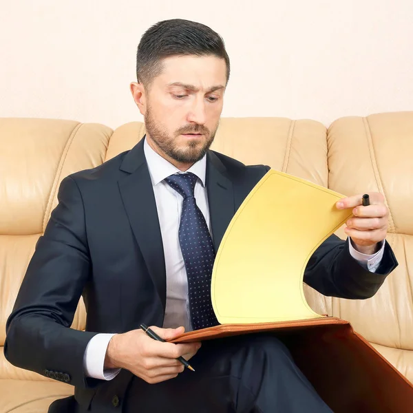Hombre de negocios exitoso dedicado a documentos comerciales sentado en — Foto de Stock