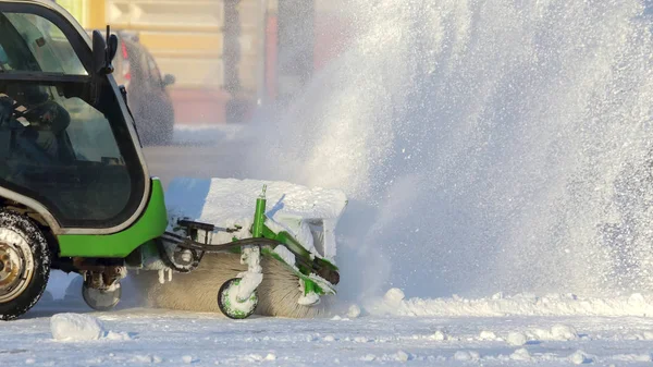 Straat schoonmaken van de stad van sneeuw met de hulp van speciale mach — Stockfoto