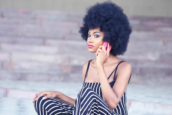 Модная и красивая африканская девушка в полосатой одежде говорит — стоковое фото