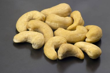 Gri arka planda kaju fıstığı. Vitaminler ve sağlıklı yiyecekler.