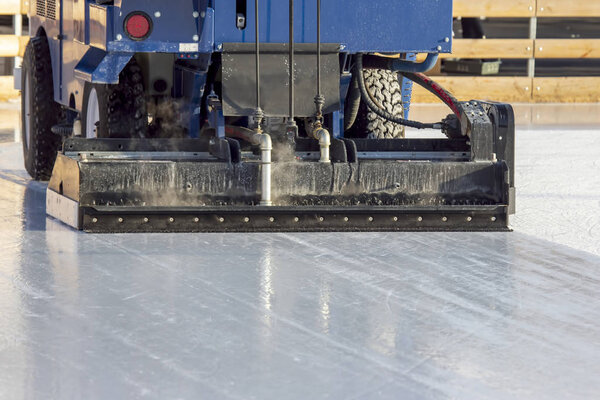 специальная машина для очистки льда на катке. Транспортная промышленность
