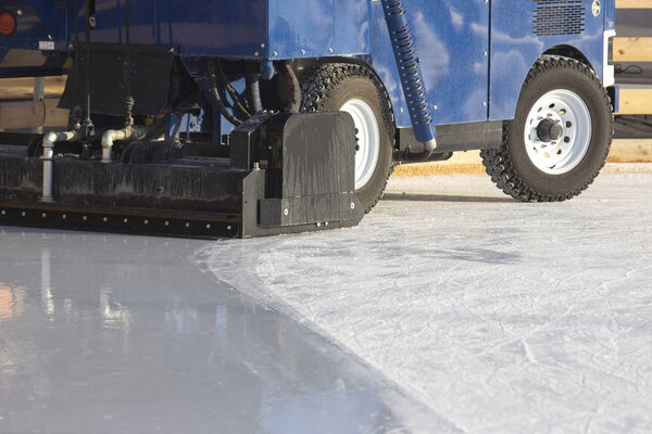 специальная машина для очистки льда на катке. Транспортная промышленность
