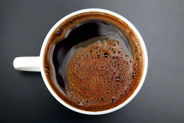 Taza blanca de café negro caliente sobre fondo gris — Foto de Stock