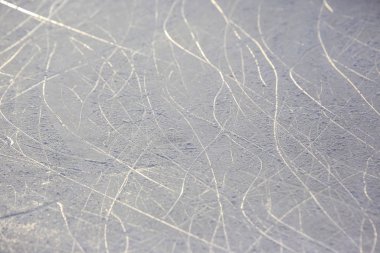 Buz pistinde parlak buz pateni izleri. arkaplan ve metin