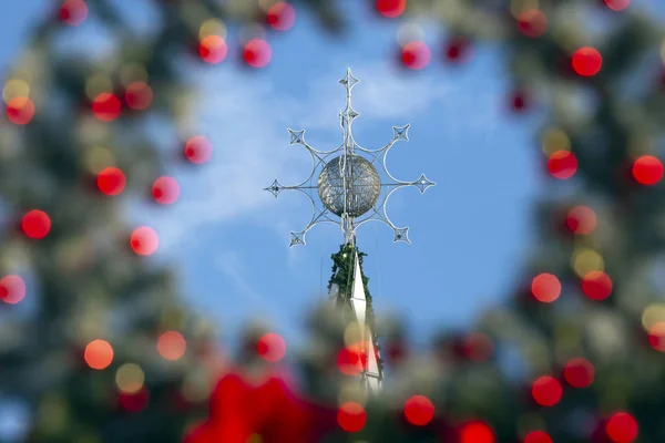 現代の装飾的な新年とクリスマスツリーの上にth — ストック写真