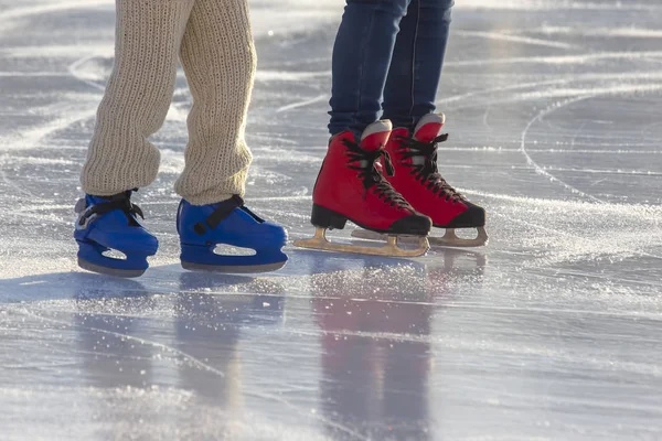 Pieds de différentes personnes patinant sur la patinoire. Loisirs et sp — Photo