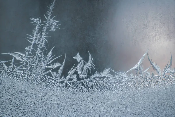 Frostige Muster auf der Fensterscheibe Nahaufnahme. natürliche Texturen und — Stockfoto