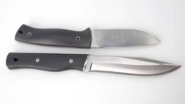 Nože pro kempování a lov na bílém pozadí. řezání na — Stock fotografie