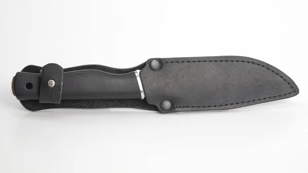 Cuchillo para acampar y cazar en una funda de cuero sobre un respaldo blanco —  Fotos de Stock