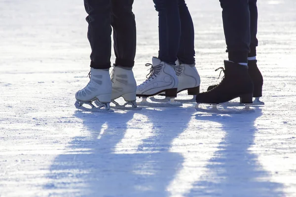 Olika människor åker aktivt skridskor på en isbana — Stockfoto