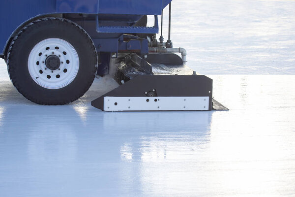 специальная машина для очистки льда на катке. Транспортная промышленность
