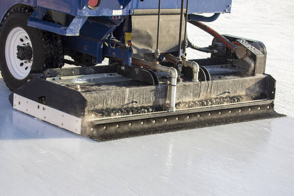 специальная машина для очистки льда на катке. Транспортная промышленность
