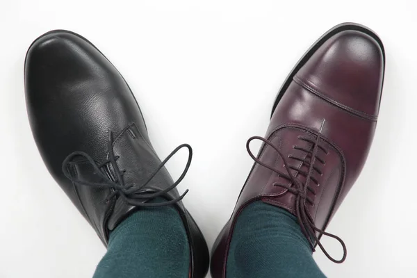 Pánské nohy v různých barevných klasických botách na bílém pozadí — Stock fotografie