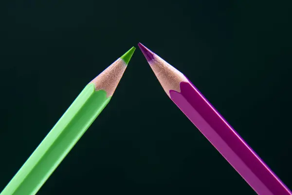 Färgade pennor för att rita på mörk bakgrund. Utbildning och — Stockfoto