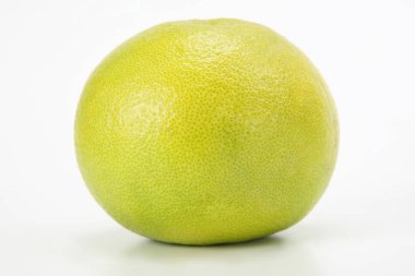 Citrus meyvesi. Beyaz arkaplanda taze greyfurt