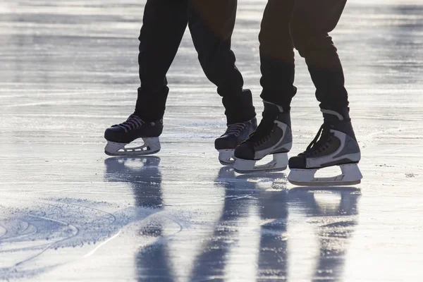Beine eines Mannes, der auf einer Eisbahn Schlittschuh läuft. Hobbys und Sport. Vakanzen — Stockfoto