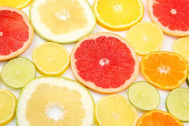 farklı Narenciye meyve parçalar koparıp
