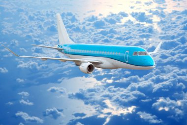 Yolcu uçağı gün batımında gökyüzünde uçuyor. ticari