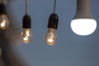 Sokakta öncü ve elektrikli lambalar parlıyor. elektrik ışıklandırması