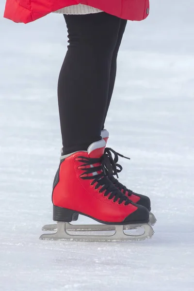 Benen van een meisje schaatsen op een ijsbaan — Stockfoto