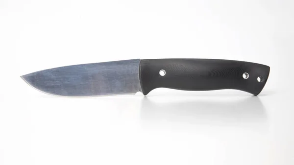 Cuchillo para acampar y cazar sobre fondo blanco. corte también —  Fotos de Stock