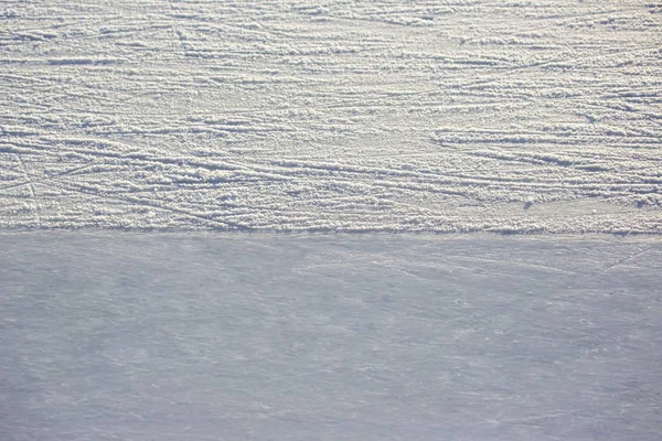 Skillnaden mellan borstad is för skridskoåkning och begagnad is. — Stockfoto