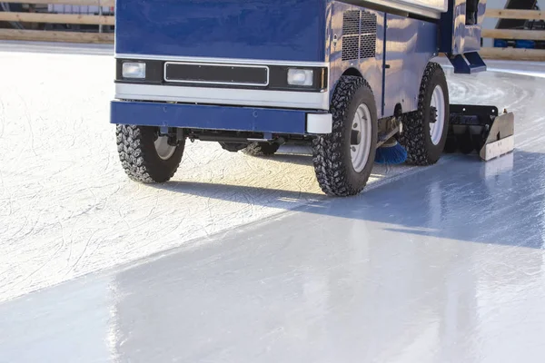 Máquina especial para limpiar hielo en una pista de hielo. industria del transporte — Foto de Stock