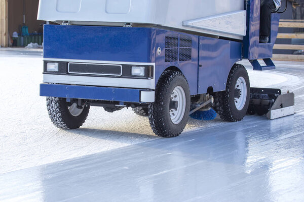 специальная машина для очистки льда на катке. Транспортная промышленность
