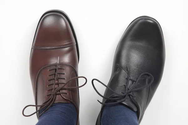 Piedi da uomo in diversi colori scarpe classiche su sfondo bianco — Foto Stock