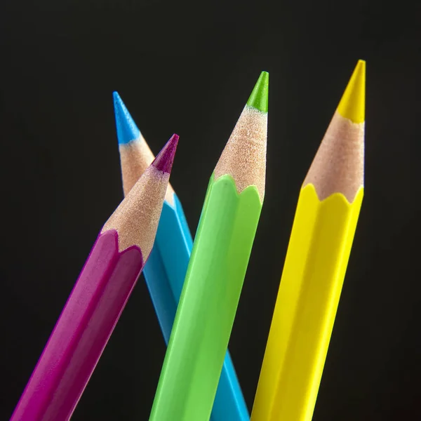 Colored pencils for drawing on a dark background. Education and — Stock Photo, Image