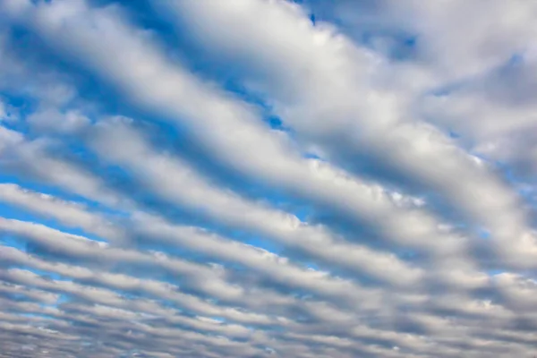 A felhők az égen csíkokban — Stock Fotó