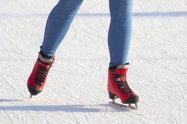 Buz pistinde buz pateni yapan bir kızın bacakları.