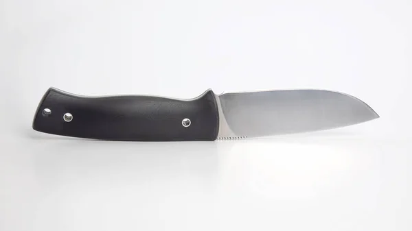 Μαχαίρι για κατασκήνωση και κυνήγι σε λευκό φόντο. κοπή πάρα πολύ — Φωτογραφία Αρχείου