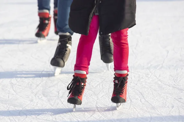Különböző emberek aktívan korcsolyáznak egy jégpályán. — Stock Fotó