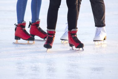 İnsanlar buz pateni pistinde buz pateni yapıyor. Hobiler ve boş vakitler. Kış