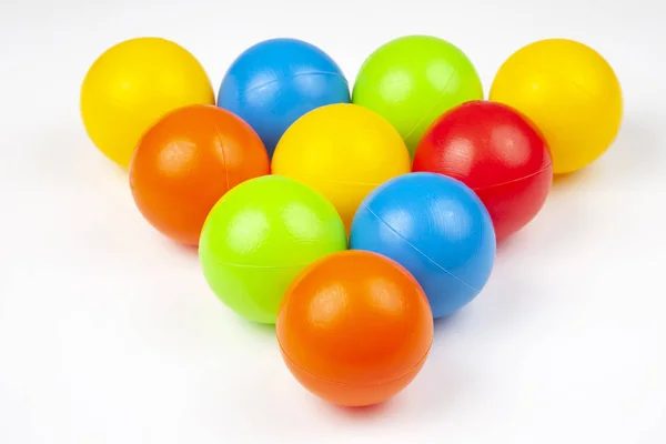 Boules en plastique coloré sur fond blanc. loisirs et jeu article — Photo