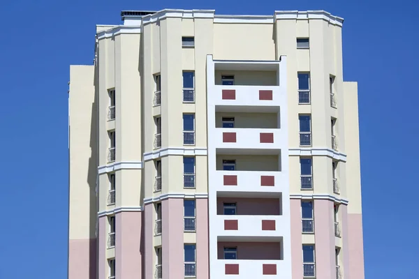 Fassade eines Mehrfamilienhauses gegen den Himmel — Stockfoto