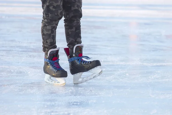 Legs of a man skating on an ice rink. Hobbies and sports. Vacati — Stock Photo, Image