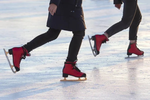Pessoas diferentes estão patinando ativamente em uma pista de gelo. Hobbies um — Fotografia de Stock