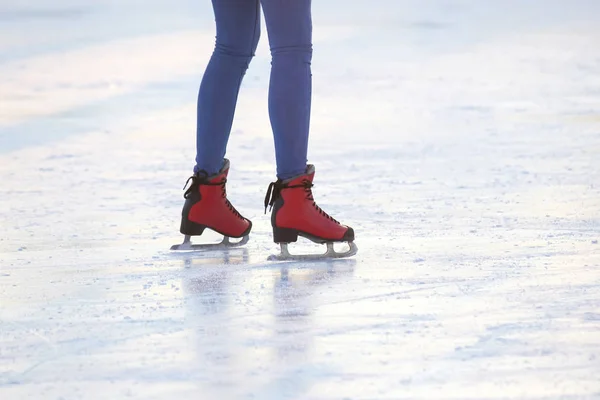 Pés em patins vermelhos em uma pista de gelo. hobbies e lazer. Inverno s — Fotografia de Stock