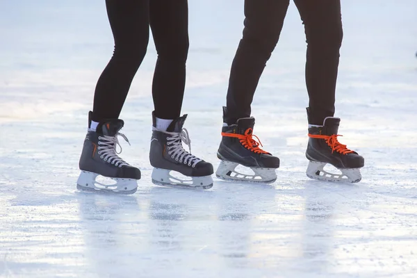 Voeten op de schaatsen van een persoon die over de ijsbaan rolt. Hobby 's — Stockfoto