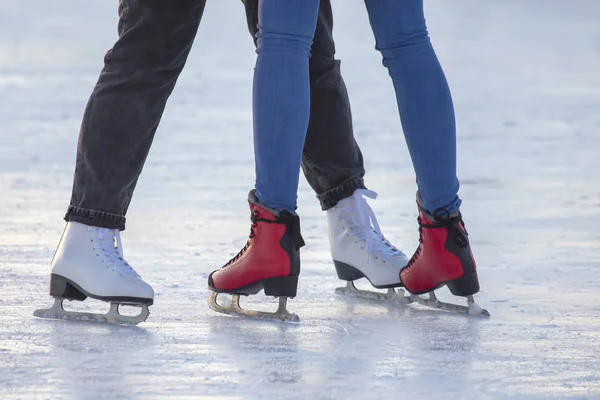 Különböző emberek aktívan korcsolyáznak egy jégpályán. Hobbik és — Stock Fotó