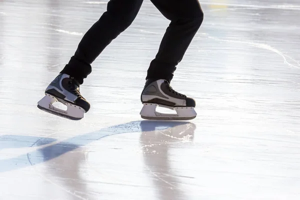 Benen van een man die schaatst op een ijsbaan. Hobby 's en sport. Vakantie — Stockfoto