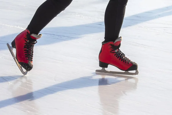 Ноги в красных коньках на катке. хобби и досуг. зима s — стоковое фото