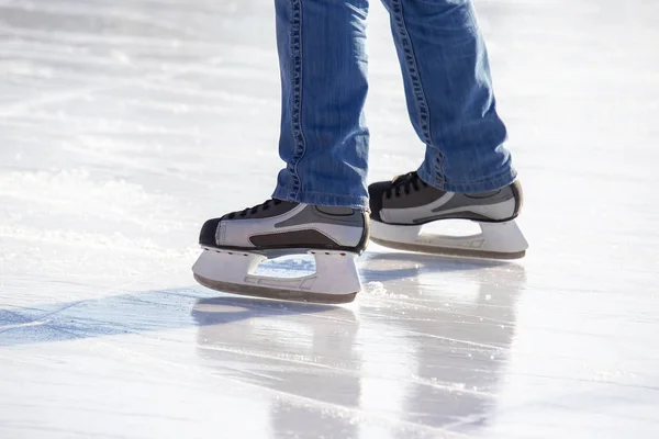 한 남자의 다리가 아이스 링크 위에서 스케이트를 타고 있습니다. 취미와 스포츠. 부카 티 — 스톡 사진