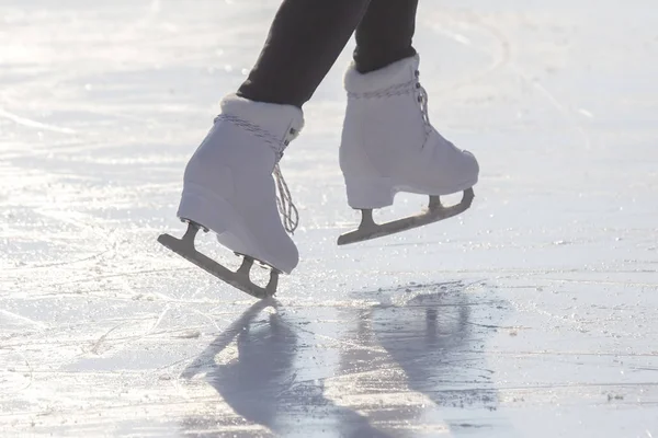 Ноги девушки катаются на коньках на катке. хобби и досуг . — стоковое фото