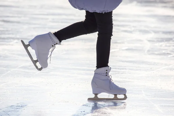 Meisje schaatsen op een ijsbaan. hobby 's en vrije tijd. winterspo — Stockfoto