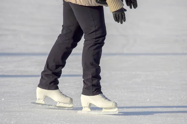 Girl ice skating on an ice rink. hobbies and leisure. winter spo — Stock Photo, Image