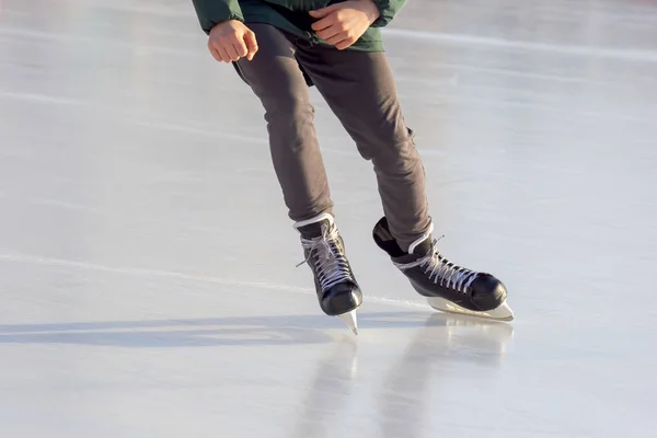 Homem patina ativamente em uma pista de gelo. Passatempos e desportos. Férias — Fotografia de Stock
