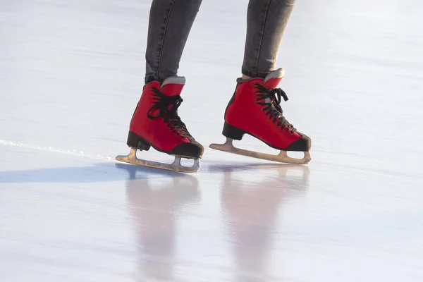 Pés em patins vermelhos em uma pista de gelo. hobbies e lazer. Inverno s — Fotografia de Stock